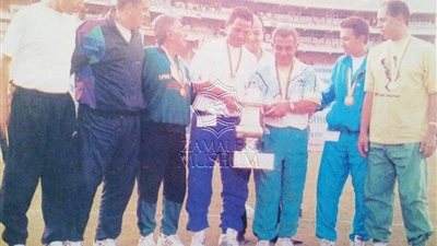 في مثل هذا اليوم.. «الزمالك» يتوج بكأس السوبر الأفريقي كأول فريق عربي يحصد البطولة.. أيمن منصور يحرز هدف الفوز في شباك «شوبير».. «عمارة وحياتو» يسلمان الميداليات.. و«