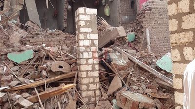 صرف 2400 جنيه و12 بطانية لأسرة المنزل المنهار في سوهاج