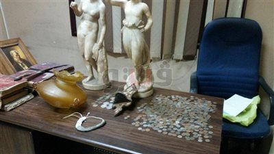 «الداخلية» تضبط موظفا لحيازته 654 قطعة أثرية في الأزبكية