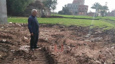 إيقاف تبوير قطعة أرض زراعية بقرية في دمياط (صور)