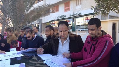 بالصور..عشرات الاستمارات للمطالبة بشقق في الإسماعيلية الجديدة