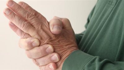 6 أسباب تؤدي إلى الإصابة برعشة اليدين