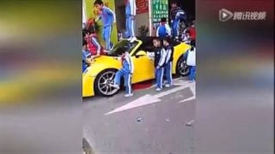 بالفيديو.. سيارة فارهة تقع ضحية لعصابة من الأطفال