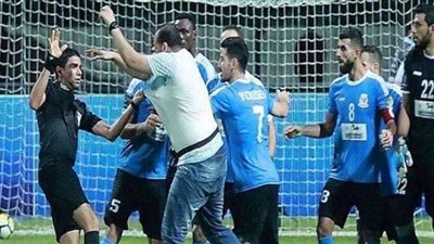 «فيفا» يوقع عقوبات قاسية على لاعبي الفيصلي في واقعة ضرب الحكم