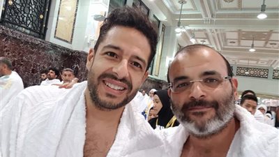 حماقي يؤدي مناسك العمرة مع أيمن بهجت قمر (صور)