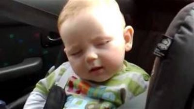 بالفيديو.. أجمل طفل في العالم يقاوم النوم