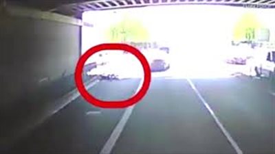 لحظة دهس سيارة راكب دراجة (فيديو وصور)