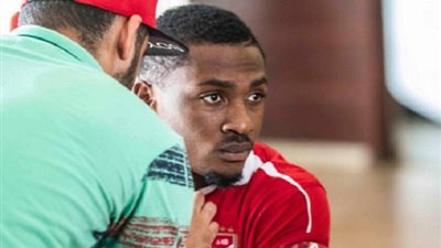 طبيب الأهلي يرافق أجايي بعد مباراة سموحة لشكواه من الإصابة