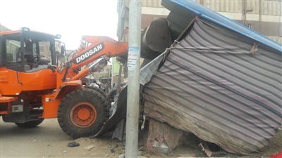 حملة مكبرة لإزالة الإشغالات والتعديات على الطريق العام بالزرقا