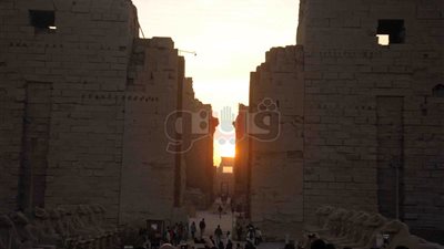 لحظة تعامد الشمس على قدس الأقداس بمعبد الكرنك (فيديو وصور)
