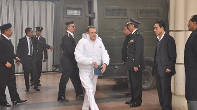 دفاع فايد: القانون يبيح إطلاق الأعيرة النارية على المتظاهرين لتفريقهم