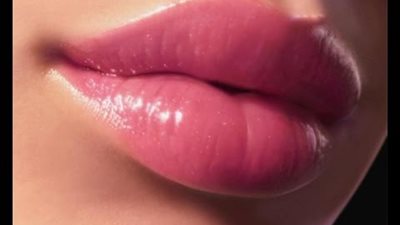 تعرفي على استراتيجية «نفخ الشفاه» بالمكياج