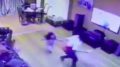 شاهد ما فعله لصان بأم وطفلتها لسرقة تليفزيون (فيديو وصور)