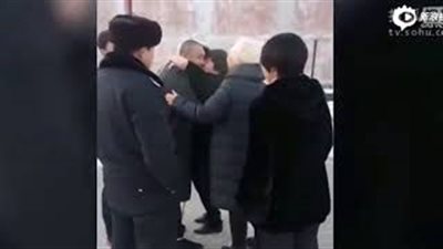 لحظات صادمة لمسجون يودع عائلته قبل إعدامه (فيديو وصور)