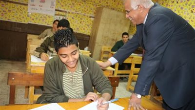 محافظ القاهرة يتفقد لجان امتحان الشهادة الإعدادية