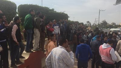 تظاهر عمال مصنع العالمية أمام القوى العاملة وديوان السويس (صور)