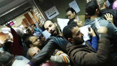 المستوردون يتزاحمون أمام «الصادرات والواردات» لتوفيق أوضاعهم