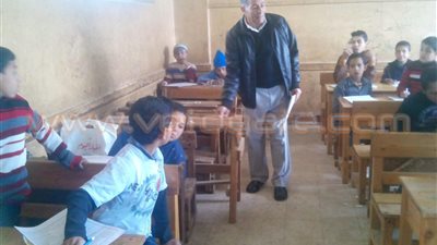 بالفيديو.. طلاب مدرسة بالمنوفية يؤدون الامتحانات على مقاعد متهالكة