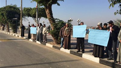 بالصور.. «عاملو الأقصر» ينظمون وقفة احتجاجية أمام المحافظة
