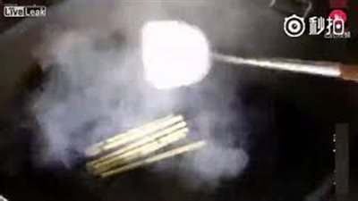 سيدة تصنع صنارة غريبة لصيد الأسماك (فيديو)