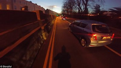 رجل يطارد لصا ويستعيد ما سرقه أمام الكاميرا (فيديو وصور)