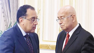 مصادر: مدبولي يستقبل شريف إسماعيل بمطار القاهرة