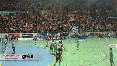 بالصور.. يد الأهلي يتوج بطلًا للسوبر بحضور الألتراس.. الأحمر يفوز على سبورتينج 19/23.. عبد العزيز وطاهر يحضران المباراة.. «باجيو» يساند فريقه رغم آلام الصليبي.. والأهلاوي يشعل الصالة المغطاة