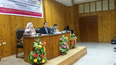 عميد «آداب بنى سويف» يناقش خطة العمل للوصول إلى الجودة