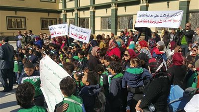 بالصور.. وقفة احتجاجية لأولياء أمور مدرسة مغلقة بالبحيرة