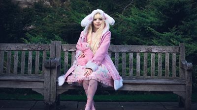 فتاة تحول نفسها إلى دمية (صور)