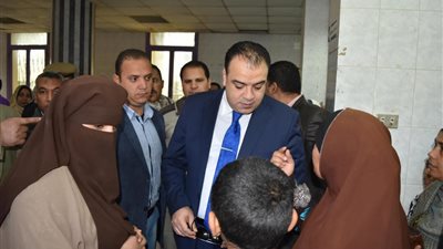 بالفيديو والصور.. محافظ الفيوم في زيارة مفاجئة لمستشفى سنورس المركزي