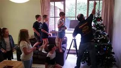 ثعبان بشجرة كريسماس يثير رعب الأطفال (فيديو وصور)