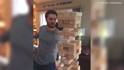 شاب يتحدى قوانين الفيزياء بلعبة «جينجا» (فيديو وصور)