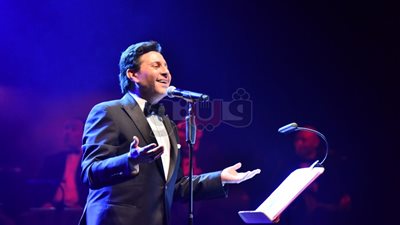 هاني شاكر يتألق في حفل الكويت وتورتة خاصة احتفالا بعيد ميلاده (صور)