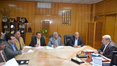 محافظ الإسماعيلية يناقش استعدادات إنشاء مدرسة تجريبية بالقصاصين