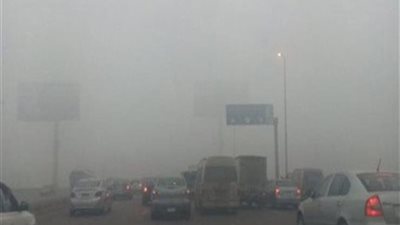«المرور» تغلق الطرق الرئيسية بسبب انعدام الرؤية أمام قائدي السيارات