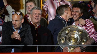 بالصور.. بايرن ميونيخ يحتفل مع جمهوره بلقب الدوري الألماني