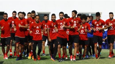 تدريبات استشفائية لأساسيي الأهلي في المران الصباحي