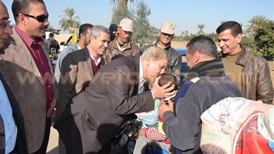 بالصور .. «طاهر» يتفقد تطوير مزلقان السكة الحديد بعزبة المشروع