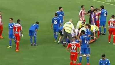 طبيب ريـال مدريد ينقذ لاعبا من الموت والحكم يطرده