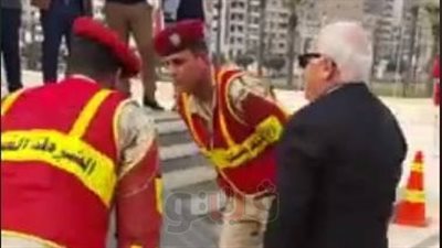 محافظ بورسعيد ومدير الأمن يضعان الزهور على النصب التذكاري (فيديو)