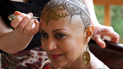 بالصور.. الحناء تاج يزين رءوس مريضات السرطان في كندا