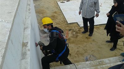 مهندس شاب يتطوع لتأمين موقع العمل بميدان الشهداء ببورسعيد (صور)