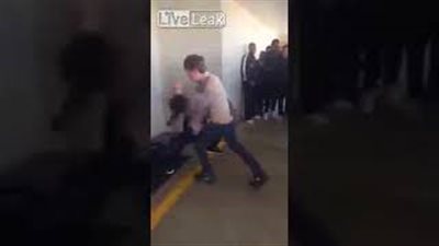 خناقة بالأيدي بين طالبين داخل مدرسة (فيديو)