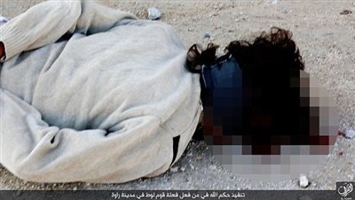 بالصور.. «داعش» يُلقي عراقيًا مثلي الجنس من سطح بناية شاهقة