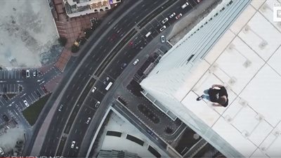 متهور بريطاني يتحدى الموت أعلى برج في دبي (فيديو وصور)