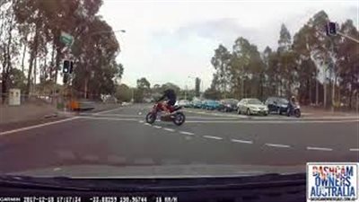 راكب دراجة يحصد ثمن محاولته تجاوز إشارة مرور حمراء (فيديو)