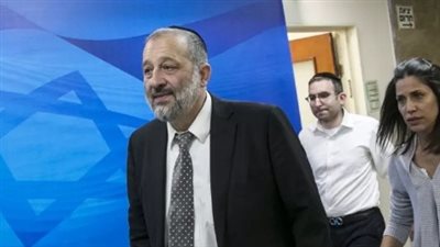 وزير داخلية الاحتلال يحصل على 200 ألف شيكل رشوة