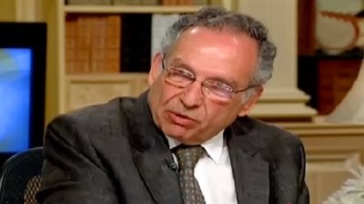 ممدوح حمزة يدلى بصوته فى مدرسة 