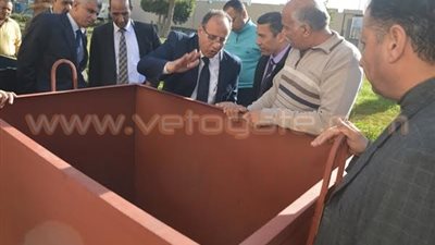 محافظ البحيرة يتفقد نماذج صناديق القمامة لتوزيعها بالشوارع